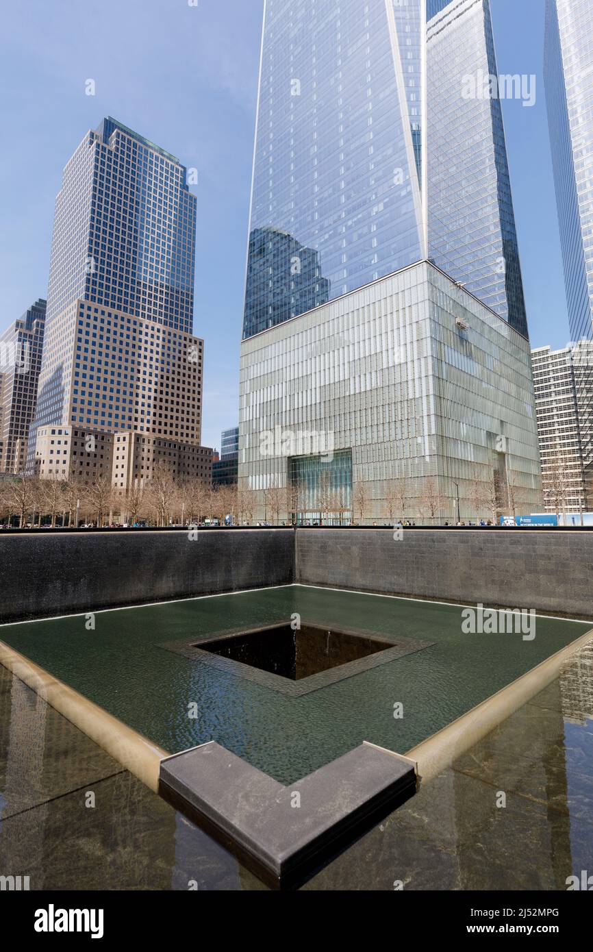 L'une des deux piscines réfléchissantes marquant l'emplacement des Twin Towers, National September 11 Memorial & Museum, New York, NY, Etats-Unis. Banque D'Images