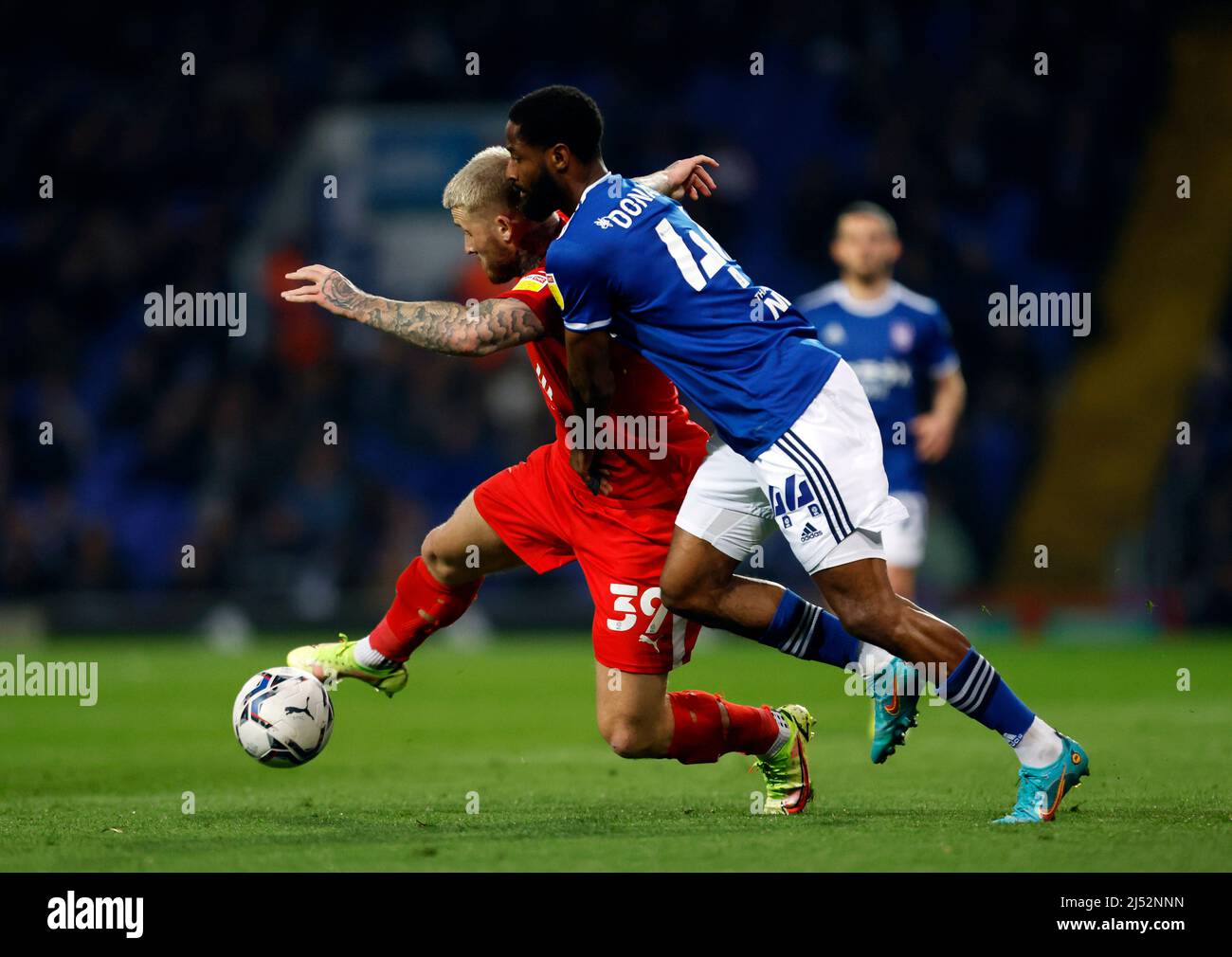 Stephen Humphrys de Wigan Athletic et Janoi Donacien d'Ipswich Town se battent pour le ballon lors du match de la Sky Bet League One à Portman Road, à Ipswich. Date de la photo: Mardi 19 avril 2022. Banque D'Images