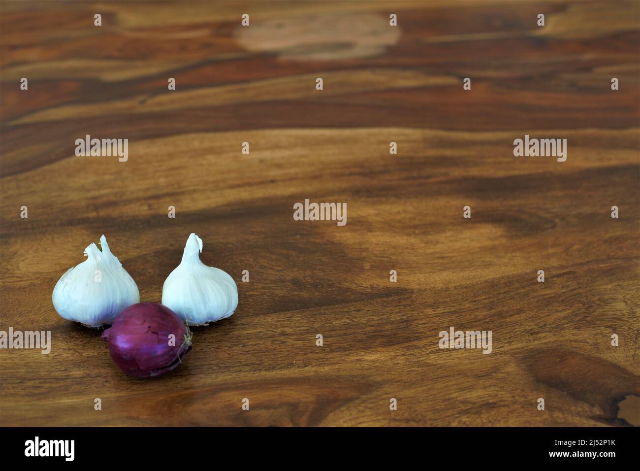 oignons avec fond en bois pour carte de menu du restaurant Banque D'Images