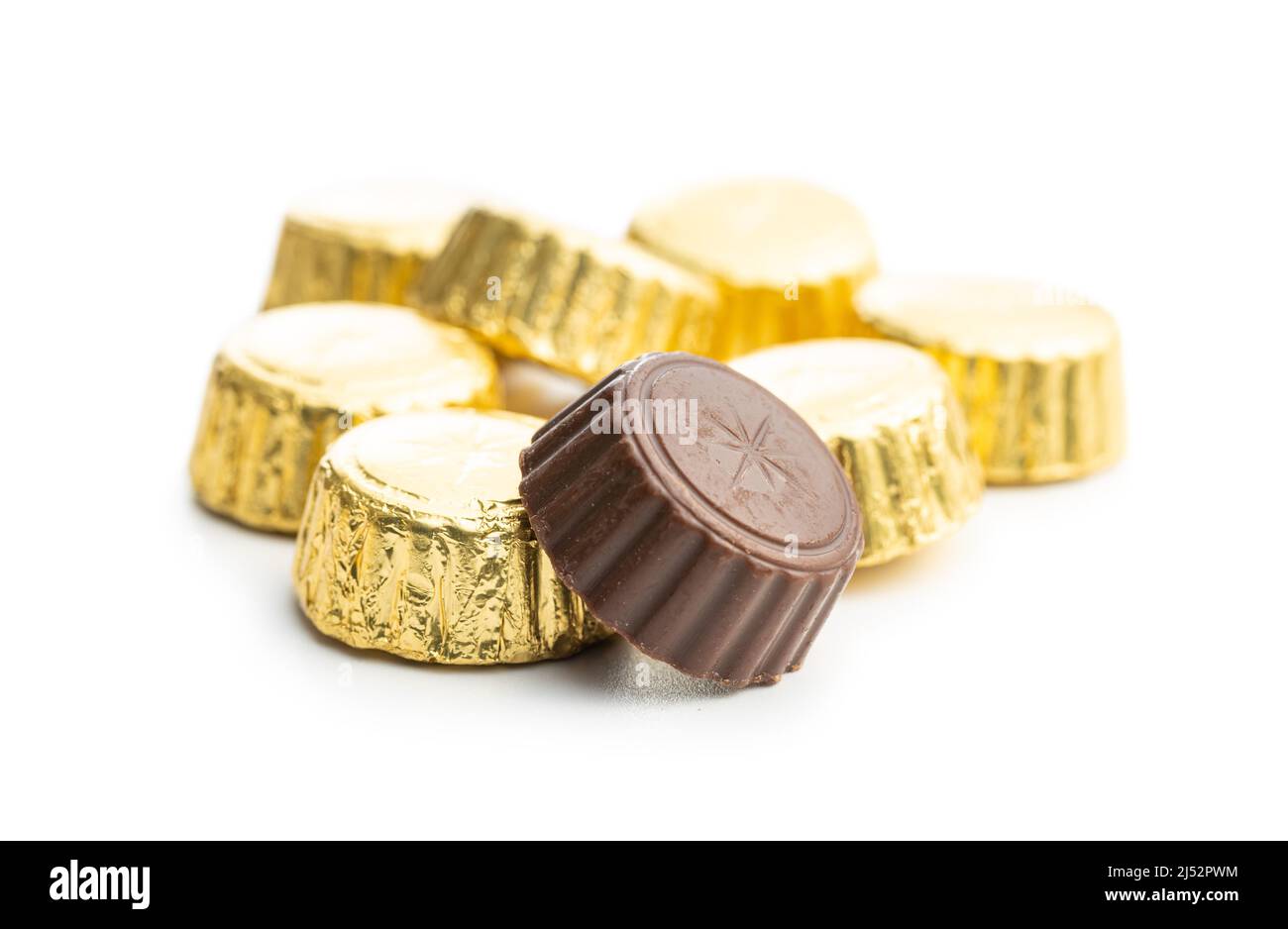 Pralines au chocolat emballées. Bonbons au chocolat isolés sur fond blanc. Banque D'Images