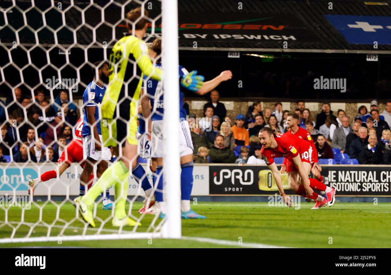 Wwill Keane de Wigan Athletic célèbre le premier but du match de sa partie lors du match Sky Bet League One à Portman Road, à Ipswich. Date de la photo: Mardi 19 avril 2022. Banque D'Images