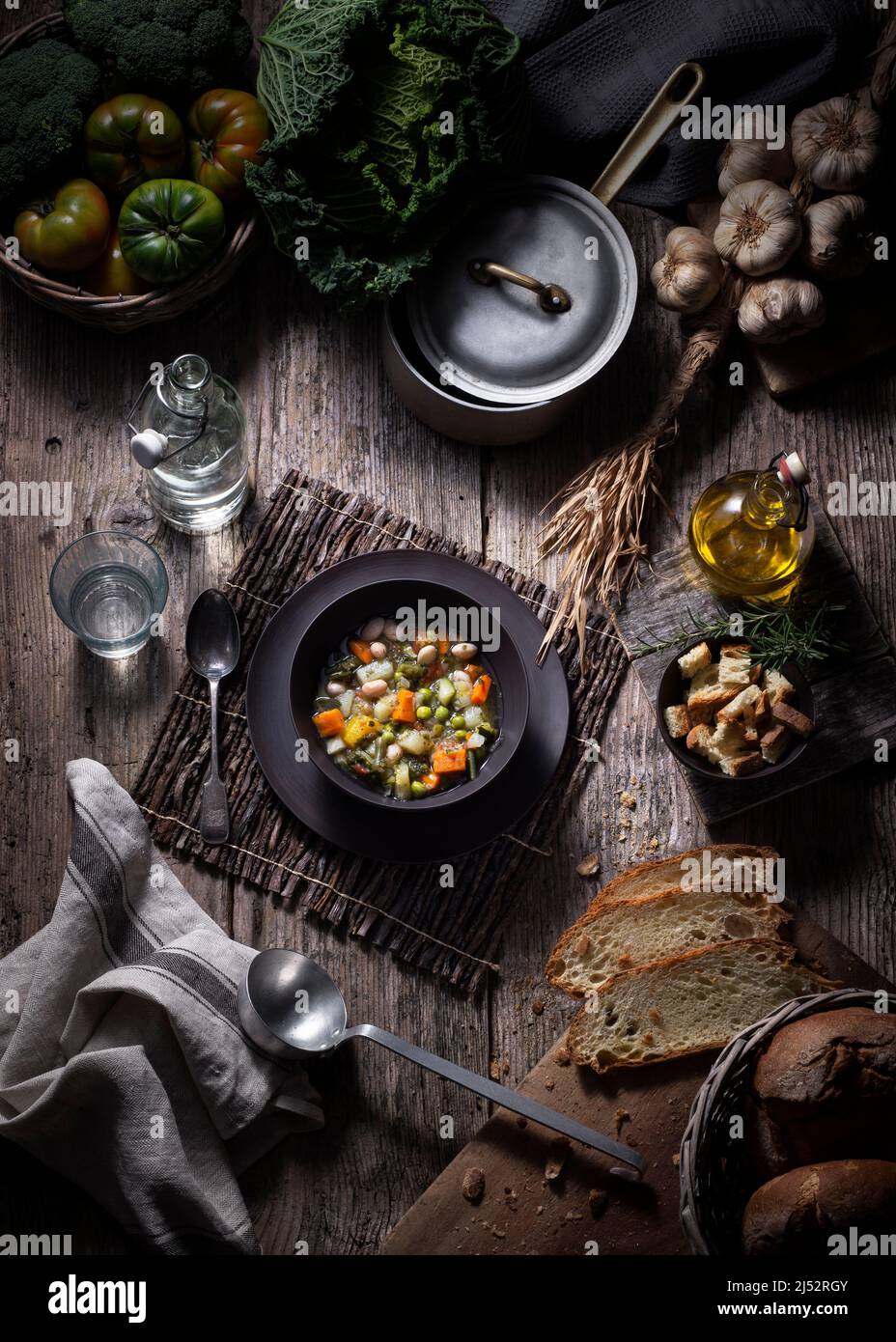 Une assiette de soupe de légumes sur une vieille table. Banque D'Images