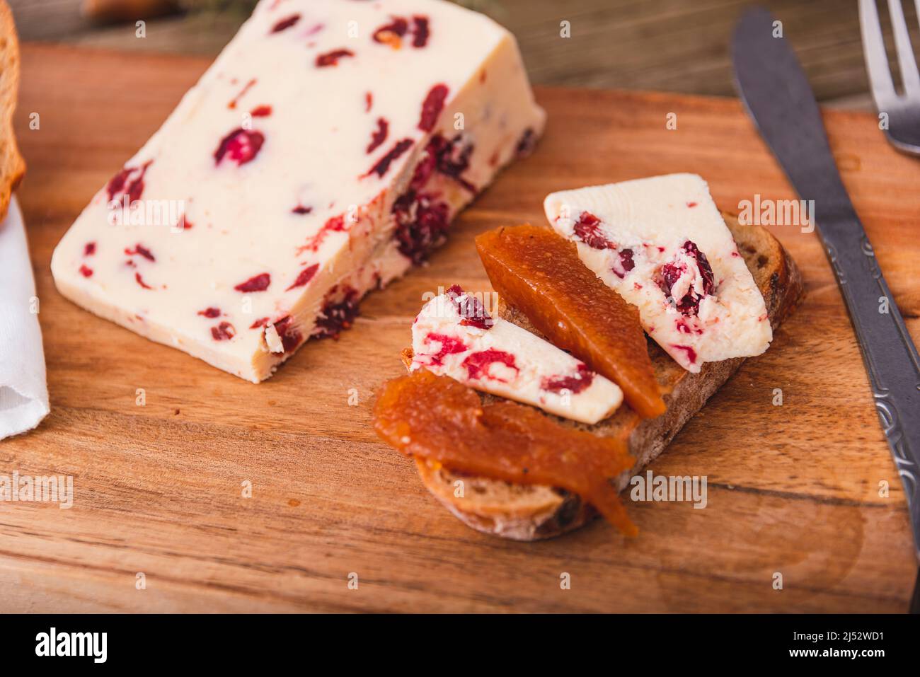 Wensleydale avec canneberges sur une table à découper en marbre. Banque D'Images