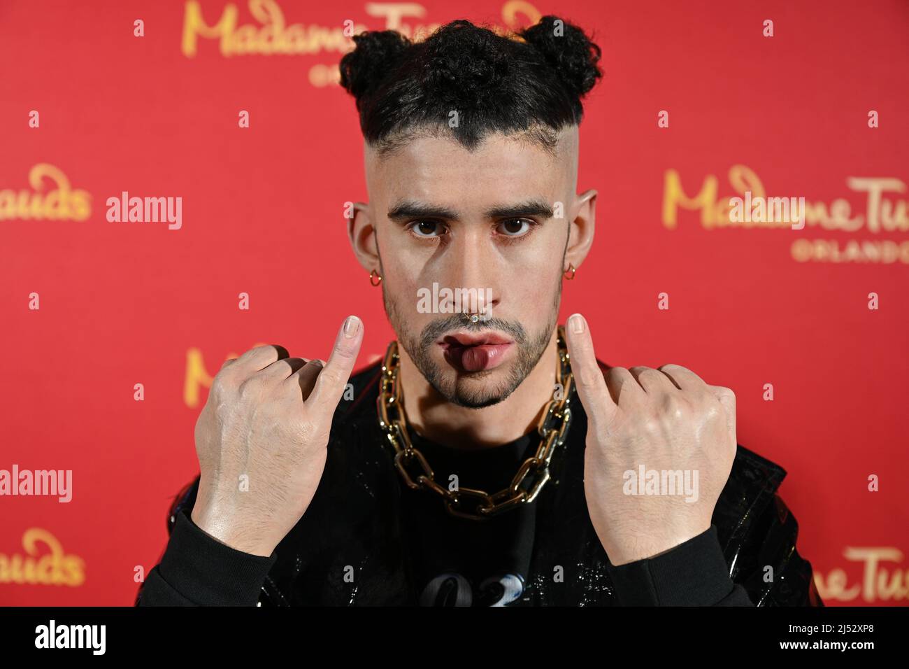 Benito Antonio Martínez Ocasio, plus connu sous le nom de Bad Bunny, est l'auteur-compositeur et producteur latin, qui dévoile ses deux nouvelles figures de cire à Madame Tussauds Banque D'Images