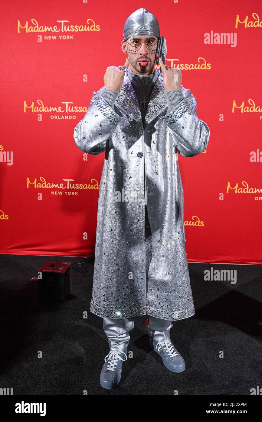 Benito Antonio Martínez Ocasio, plus connu sous le nom de Bad Bunny, est l'auteur-compositeur et producteur latin, qui dévoile ses deux nouvelles figures de cire à Madame Tussauds Banque D'Images