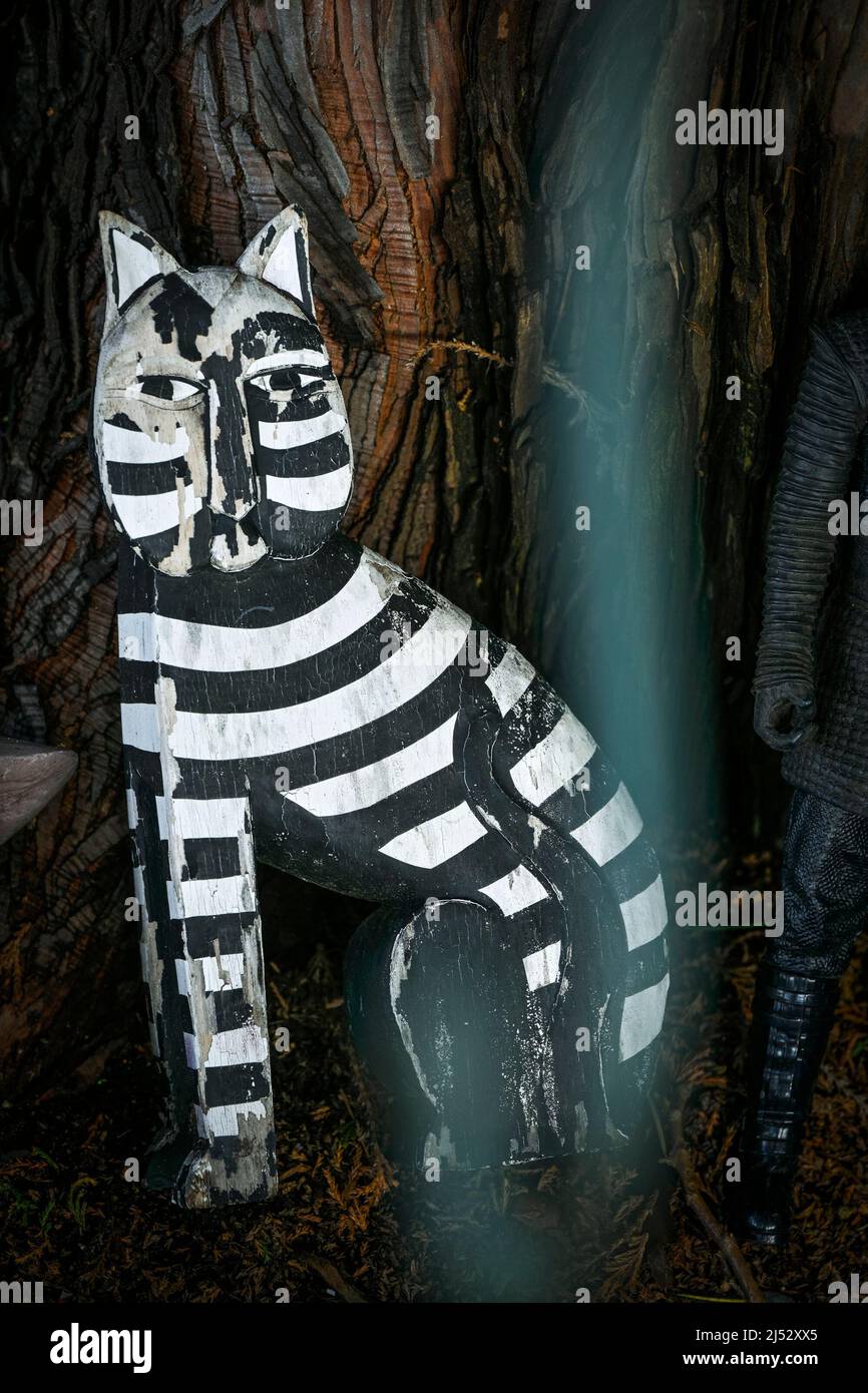 Art folklorique chat, jardin noir et blanc rayé chat ornement, Banque D'Images