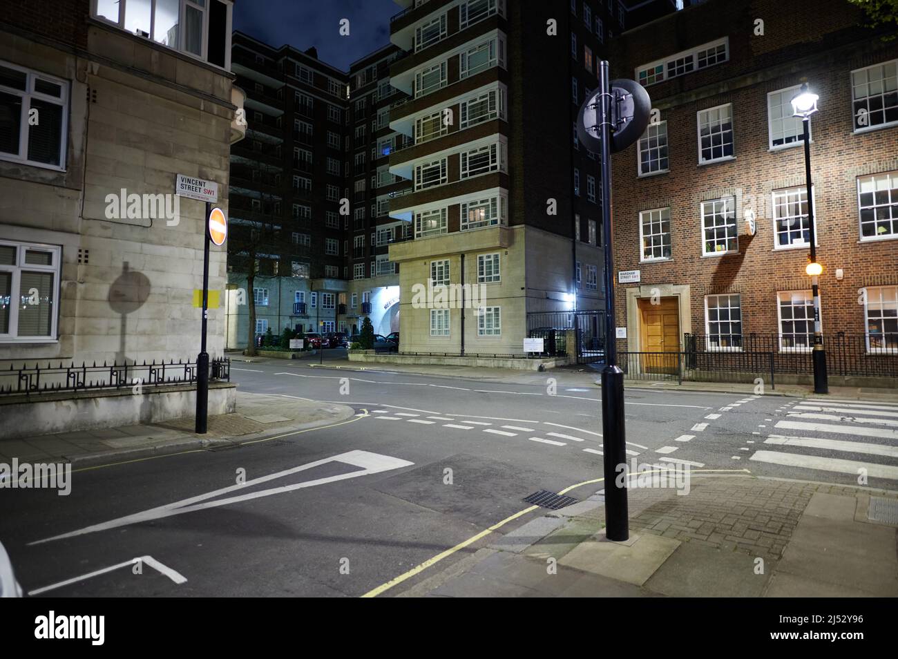 13 avril 2022 - Londonuk : scène de rue à londres de la traversée piétonne zébrée et jonction avec de grands immeubles d'appartements en arrière-plan et pas de peo Banque D'Images