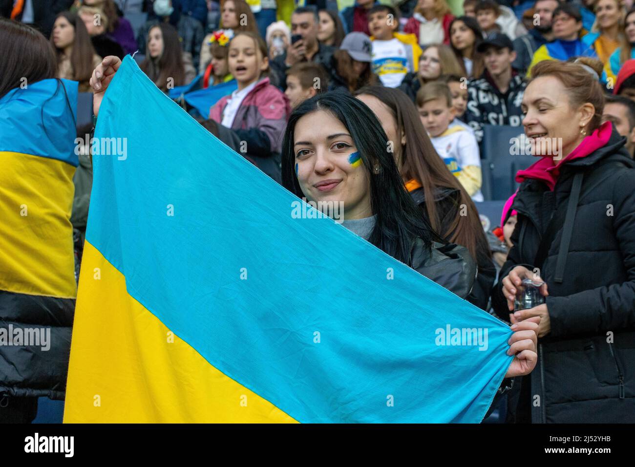 19 avril 2022 : Fenerbahce et Shakhtar Donetsk se sont affrontés dans un match amical pour attirer l'attention sur la guerre en Ukraine et pour aider les victimes. L'équipe de football de Fenerbahce a battu Shakhtar Donetsk 1-0 lors d'un match spécial dans le cadre du 'Shakhtar Donetsk Global Tour', qui a été lancé pour attirer l'attention sur le thème ''paix en Ukraine'' et pour contribuer aux victimes de la guerre à Istanbul, Turquie, le 19 avril 2022. (Image de crédit : © Tolga Ildun/ZUMA Press Wire) Banque D'Images