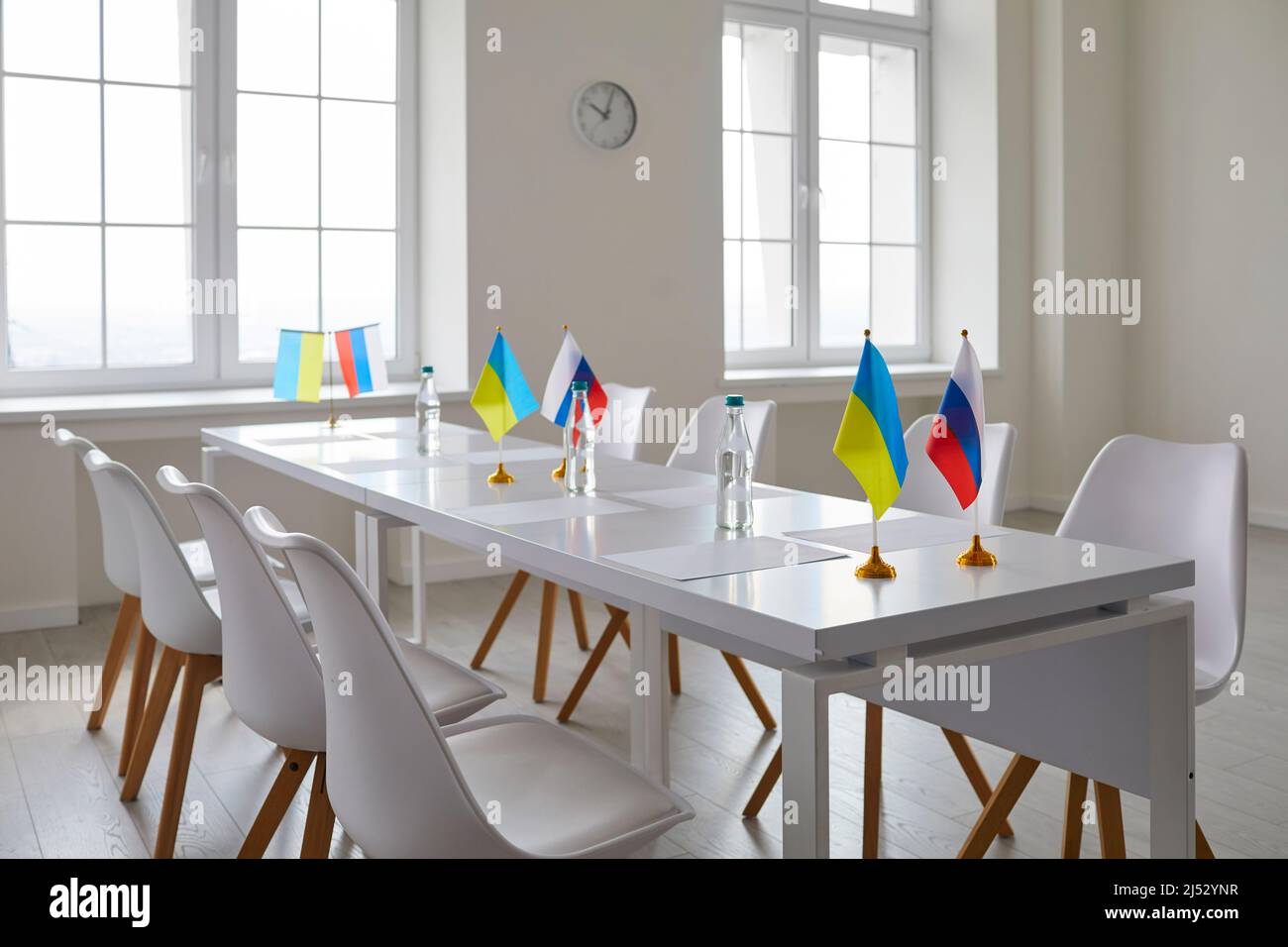 Intérieur de la salle de réunion diplomatique entre les représentants de l'Ukraine et de la Russie. Banque D'Images