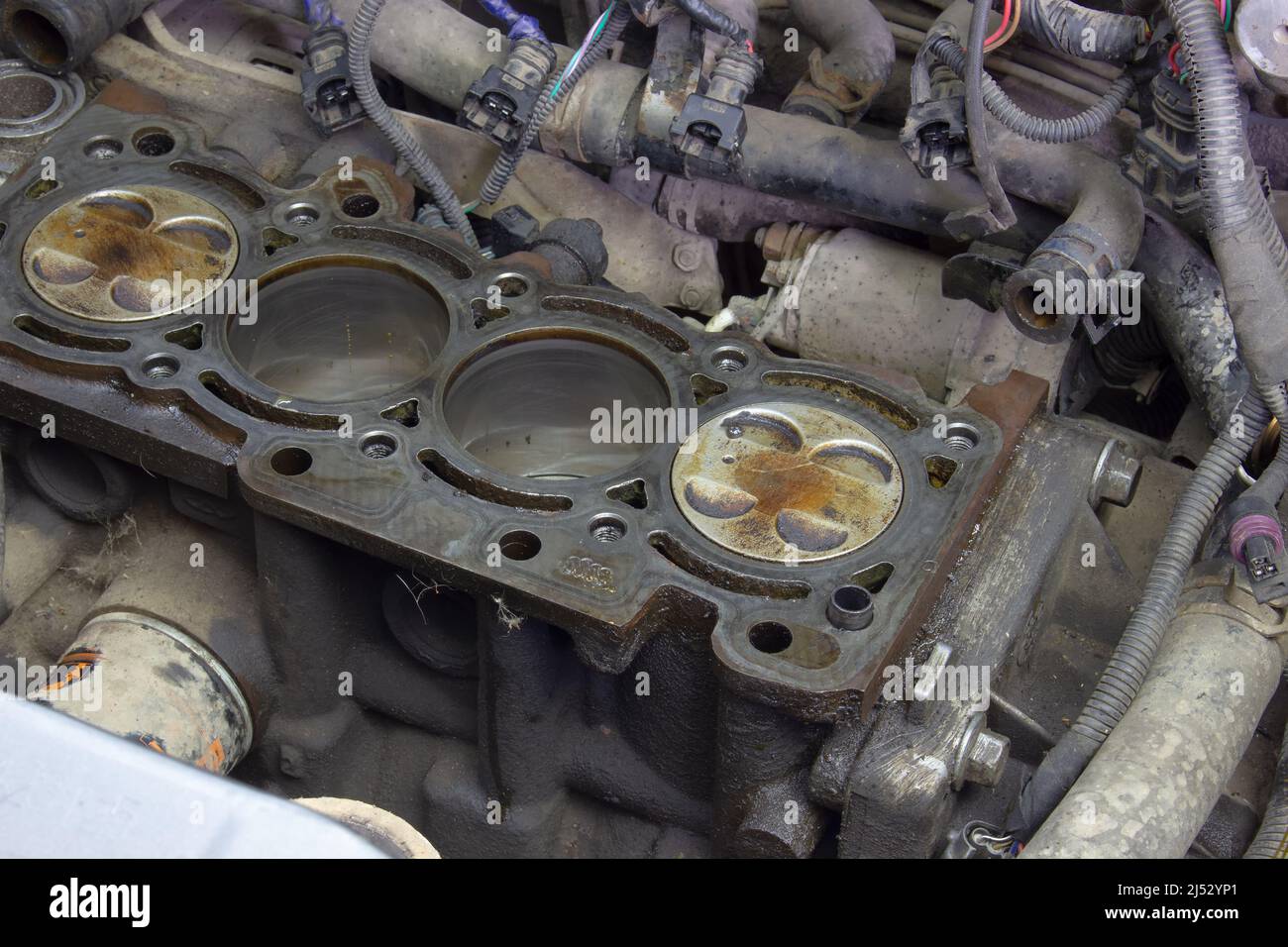 Le cylindre à pistons du moteur est démonté. Réparation de moteur de voiture, remplacement de pièces de rechange Banque D'Images
