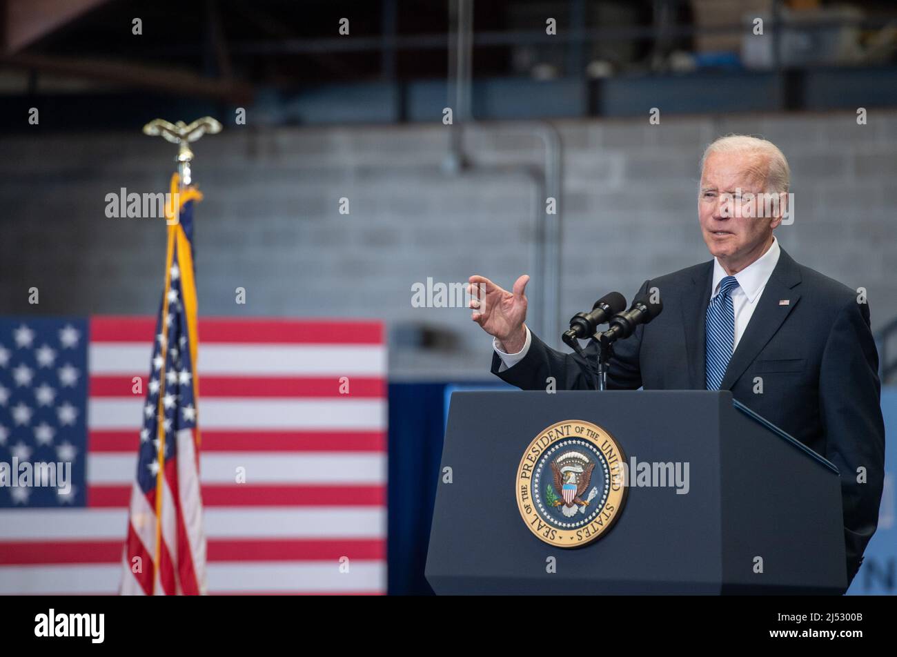 Portsmouth, États-Unis. 19th avril 2022. Le président américain Joe Biden discute des mises à jour et de la loi bipartisane sur l'infrastructure lors de ses remarques à l'autorité portuaire du New Hampshire à Portsmouth, NH, le 19 avril 19, 2022. Photo par Amanda Sabga/UPI crédit: UPI/Alamy Live News Banque D'Images