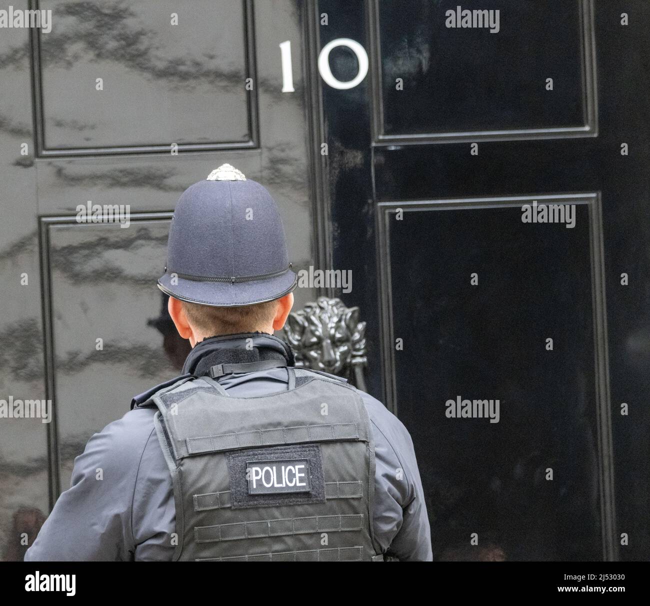 Londres, Royaume-Uni. 19th avril 2022. Un policier entre au 10 Downing Street Londres. Crédit : Ian Davidson/Alay Live News Banque D'Images
