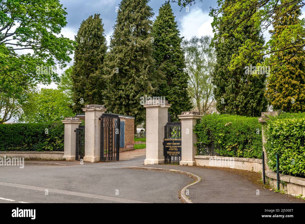 Gates of Redditch crématorium & Abbey Cemetery, Worcestershire. Banque D'Images