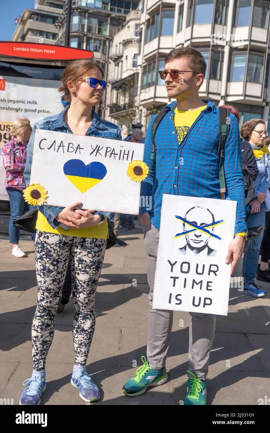Des manifestants se tiennent à Londres avec un rassemblement de manifestation en Ukraine, dans le centre de Londres, pour protester contre l'invasion russe de l'Ukraine par le président Vladimir Poutine. Banque D'Images