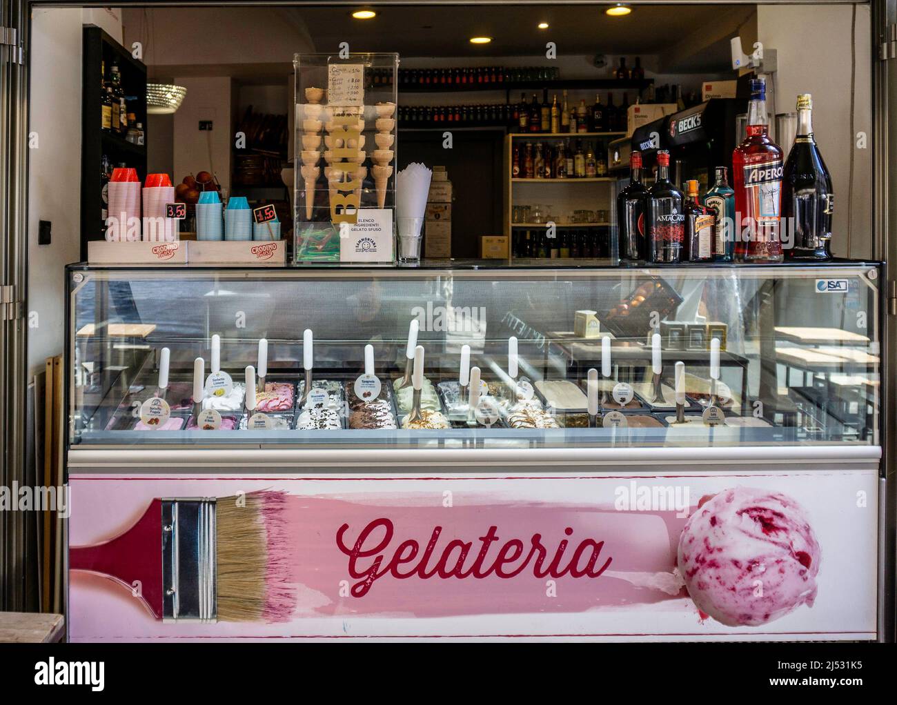 Un comptoir Gelateria/glace dans un restaurant de Palerme, Sicile, Italie. Banque D'Images