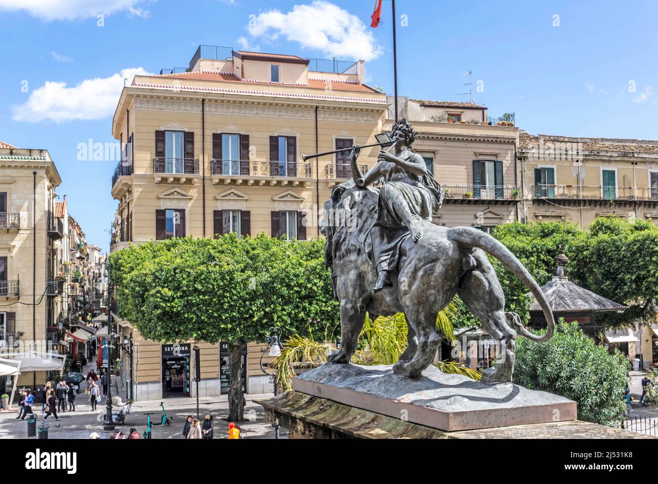 La statue en bronze d'un lion, montée par une figure féminine jouant une corne, devant le Teatro Massimo à Palerme, Sicile, Italie. Sculpteur Mario Rutelli. Banque D'Images