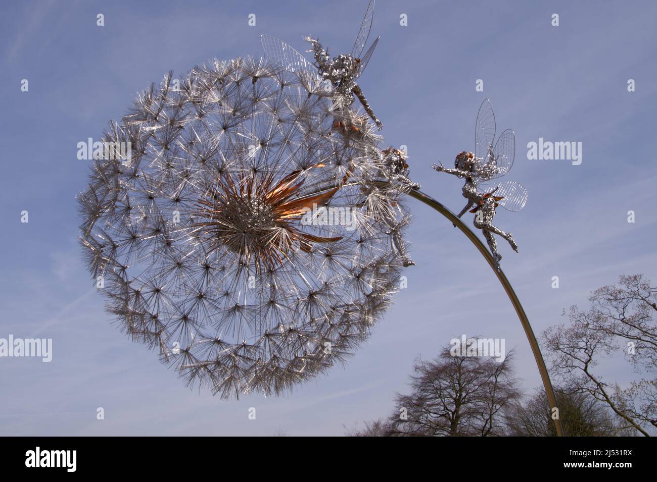 Sculpture de fée et de pissenlit - Trentham Gardens, Staffordshire, Royaume-Uni - artiste Robin Wright Banque D'Images