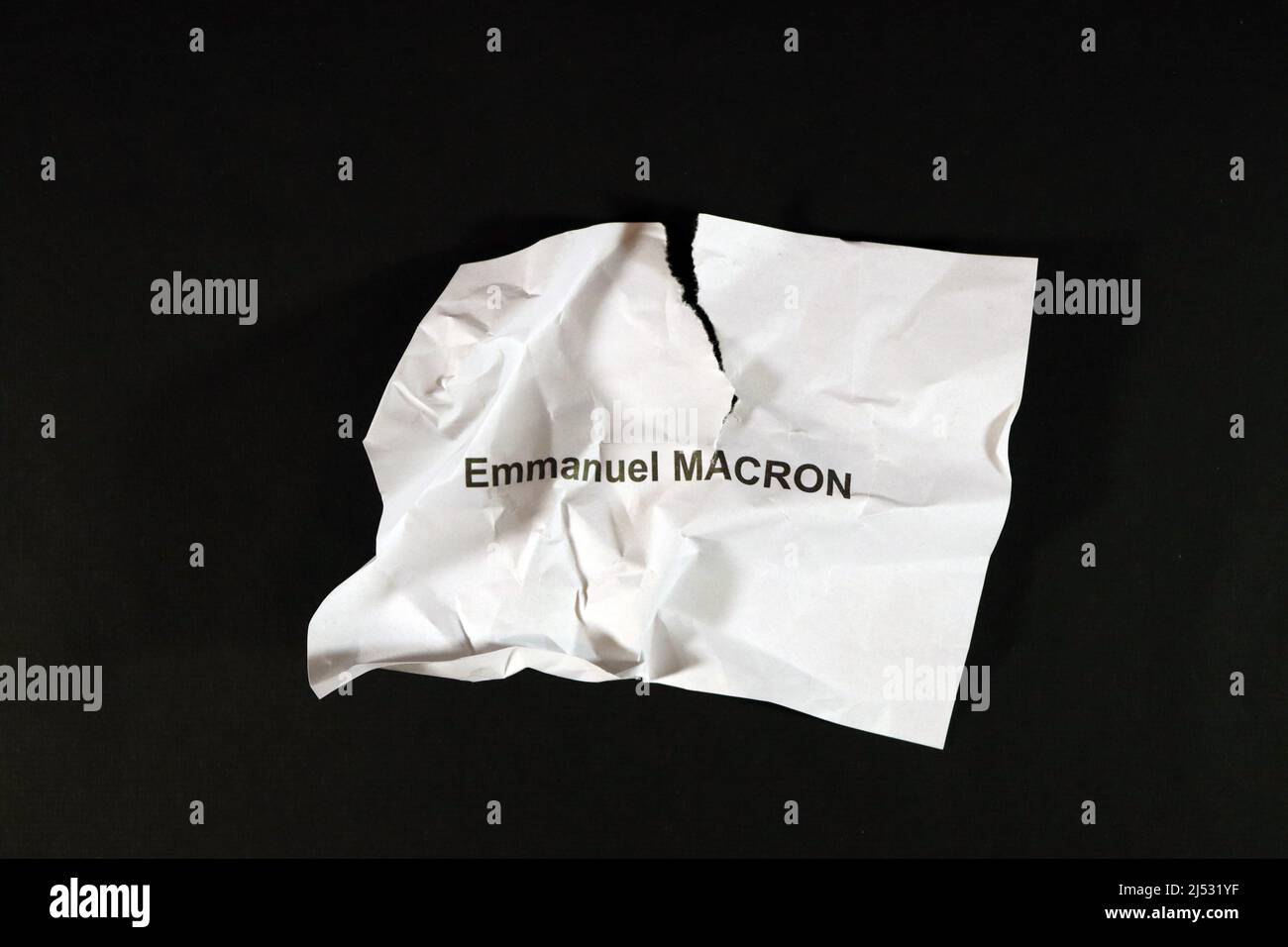 Vote déchiré pour Macron, élection française. Arrière-plan noir. Banque D'Images