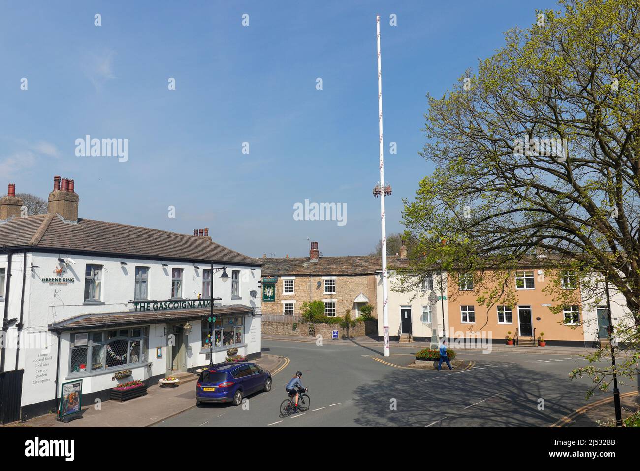 Le village de Maypole à Barwick à Elmet, West Yorkshire.Mayday les célébrations ont toujours lieu tous les 3 ans autour du pôle. Le poteau fait 86 pieds de haut Banque D'Images