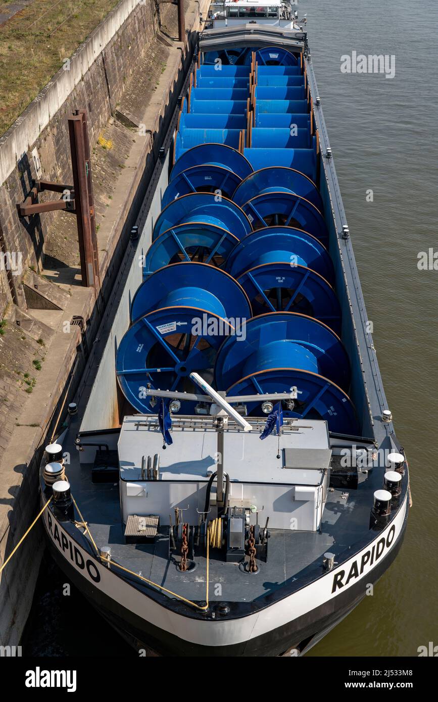 Cargo au canal du port, port intérieur Duisburg-Ruhrort, cargo chargé avec des tambours de câble vides pour les câbles haute et très haute tension du Banque D'Images