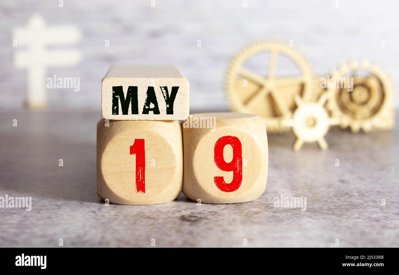 19 mai - 19th mai - beau printemps - la saison la plus positive de l'année - blocs blancs avec des symboles de date et de mai. Banque D'Images