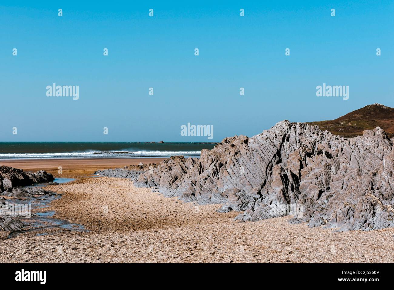 Crique isolée et paisible sur une plage de sable vide Banque D'Images