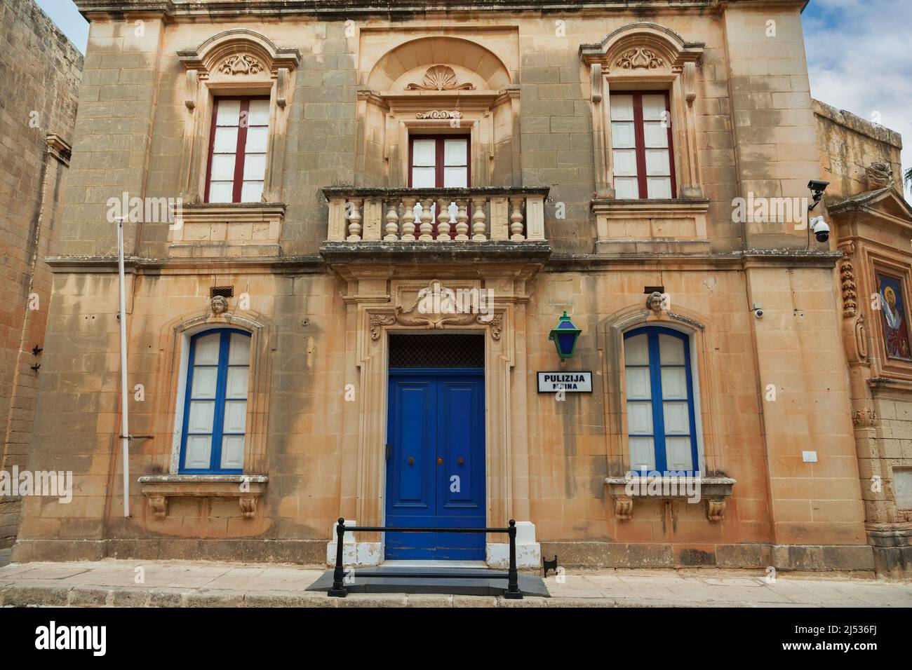 Mdina, Malte vue de jour de Pulizija - police civile maltaise façade traditionnelle avec lanterne bleue, à l'intérieur de la ville silencieuse sans personnes. Banque D'Images