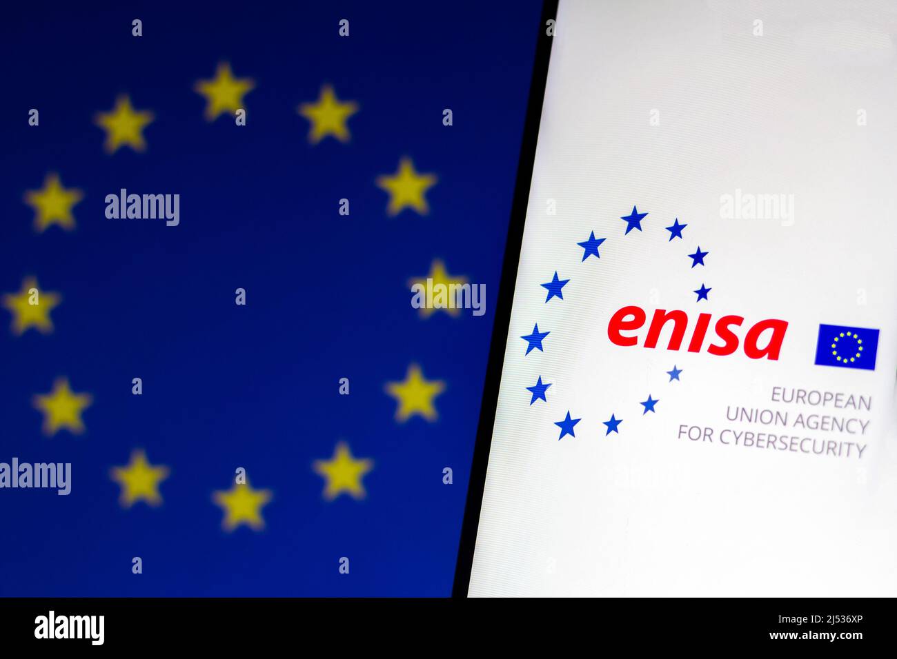 Sur cette photo, le logo de l'Agence européenne de cybersécurité (ENISA) apparaît sur un smartphone et en arrière-plan le drapeau de l'Union européenne (UE). Banque D'Images