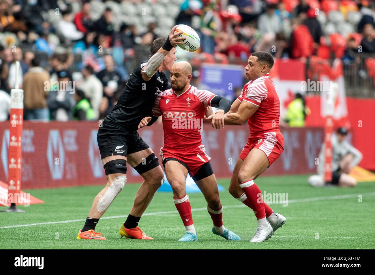 Vancouver, Canada, le 16 avril 2022 : Sam Dickson (à gauche, balle de maintien) d'équipe Nouvelle-Zélande 7s en action contre Luke Treharne (au milieu) et Lloyd Lewis (à droite) d'équipe Wales 7s au cours du jour 1 de la HSBC Canada Sevens à la place BC à Vancouver, au Canada. La Nouvelle-Zélande a gagné le match avec la note 38-5. Banque D'Images