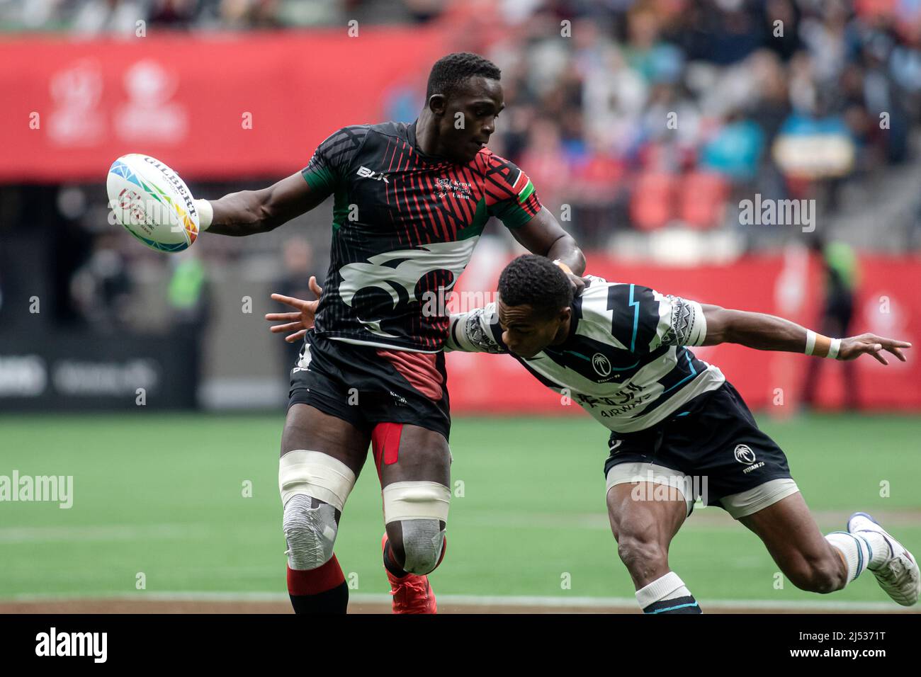 Vancouver, Canada, le 16 avril 2022 : Kevin Wekesa (à gauche) de l'équipe Kenya 7s en action contre le joueur de l'équipe Fiji au cours du jour 1 de la HSBC Canada Sevens à BC place à Vancouver, Canada. Les Fidji ont gagné le match avec le score de 38-7 Banque D'Images