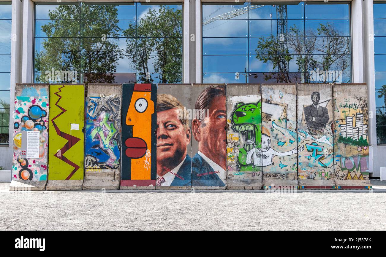 Los Angeles, CA, USA - 17 avril 2022 : une section de dix pièces du mur de Berlin est exposée en tant qu'art public sur le boulevard Wilshire à Los Angeles, CA. Banque D'Images