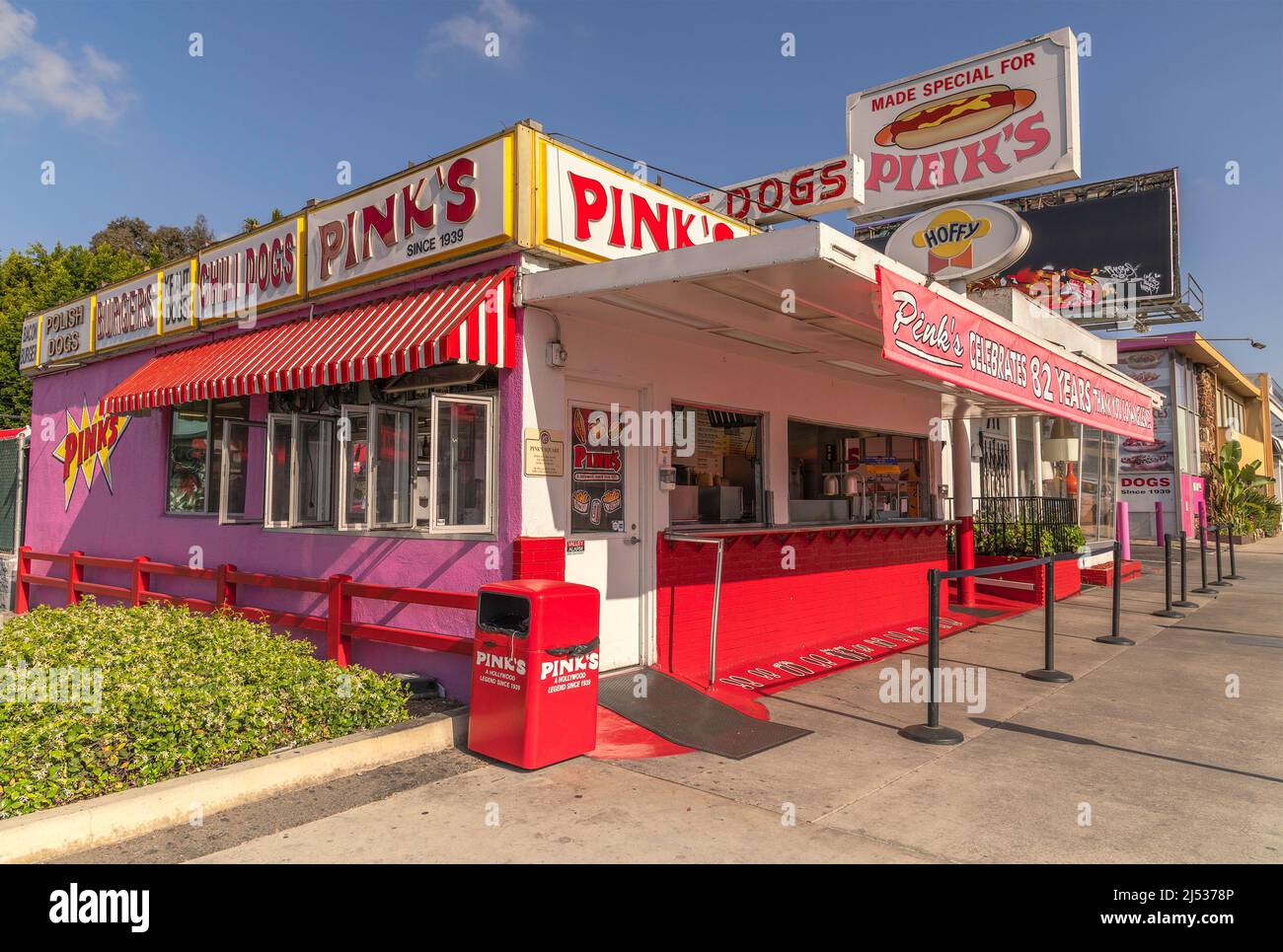 Los Angeles, CA, États-Unis - 17 avril 2022 : extérieur du célèbre Hot Dog de Pink sur l'avenue la Brea à Los Angeles, CA. Banque D'Images
