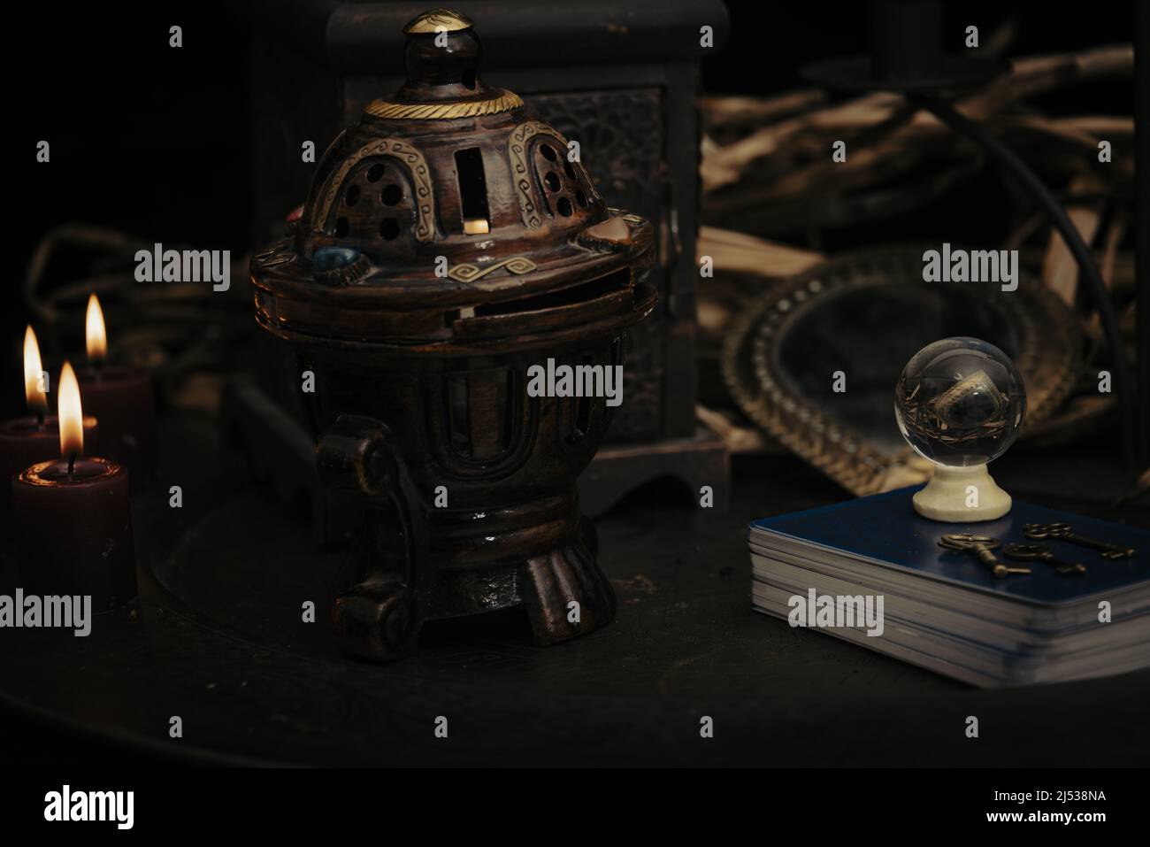 Un tueur de fortune, des sorcières sur une table, des bougies et des objets qui disent de la fortune. Le concept de divination, d'astrologie et d'ésotéricisme. Banque D'Images