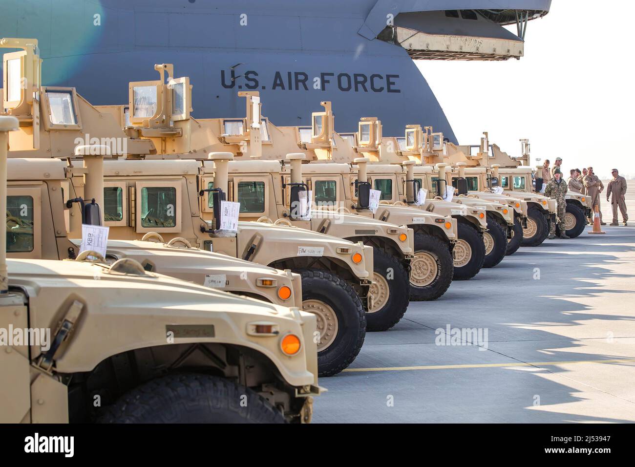 Kiev, Ukraine. 25th mars 2015. Véhicules blindés américains HMMWV (Humvee) à l'aéroport international de Borispol à Kiev. (Photo de Mykhaylo Palinchak/SOPA Images/Sipa USA) crédit: SIPA USA/Alay Live News Banque D'Images