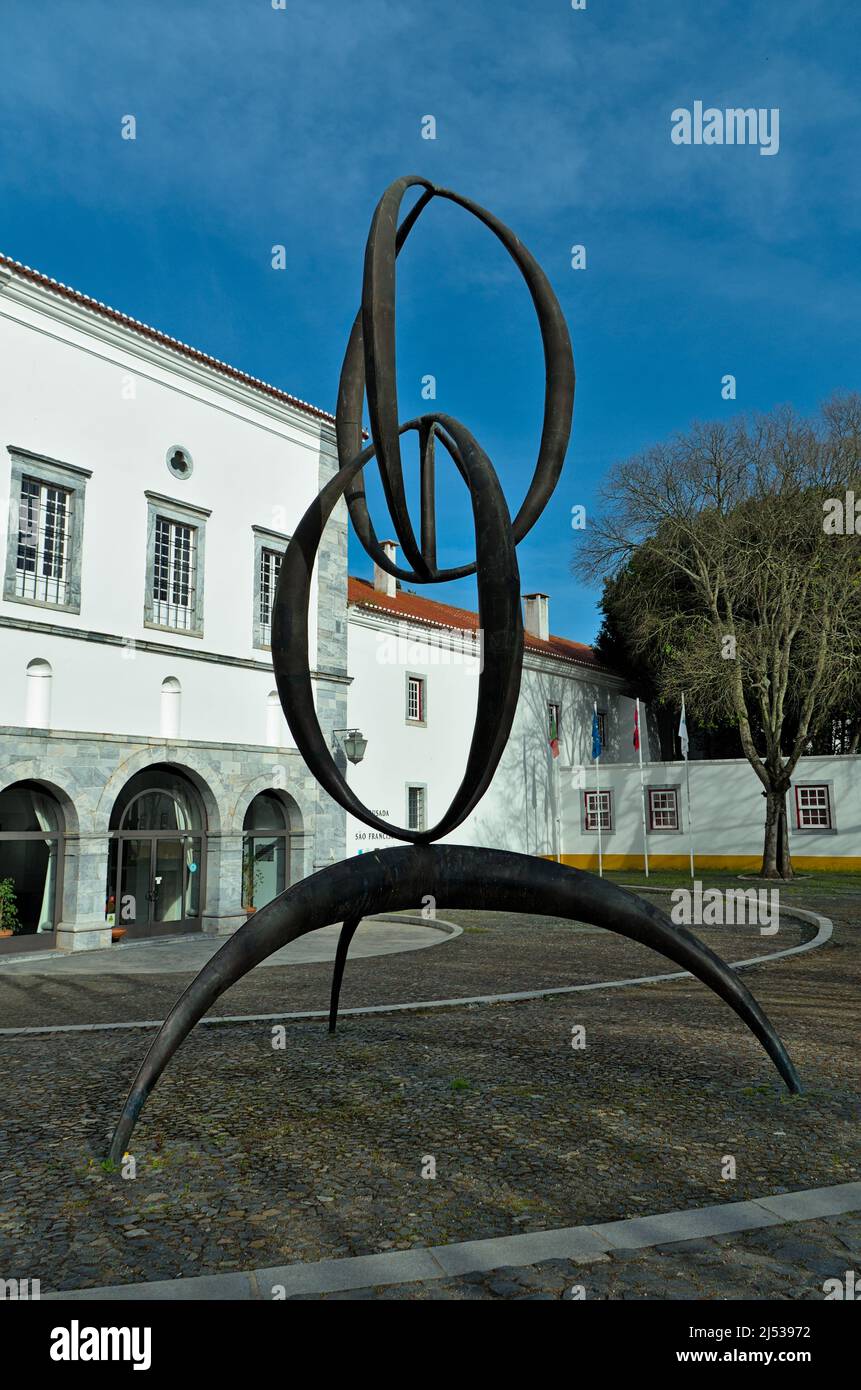 Pousada do Convento de Beja et Monument au prisonnier politique inconnu par l'artiste Jorge Vieira. Beja, Alentejo, Portugal Banque D'Images