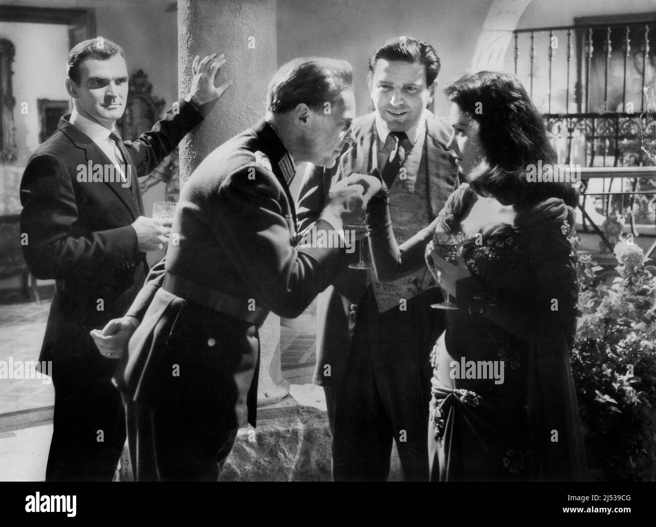Stanley Baker, Marius Goring, Theodore Bikel, Jocelyn Lane, sur le tournage du film, « les collines en colère », MGM, 1959 Banque D'Images