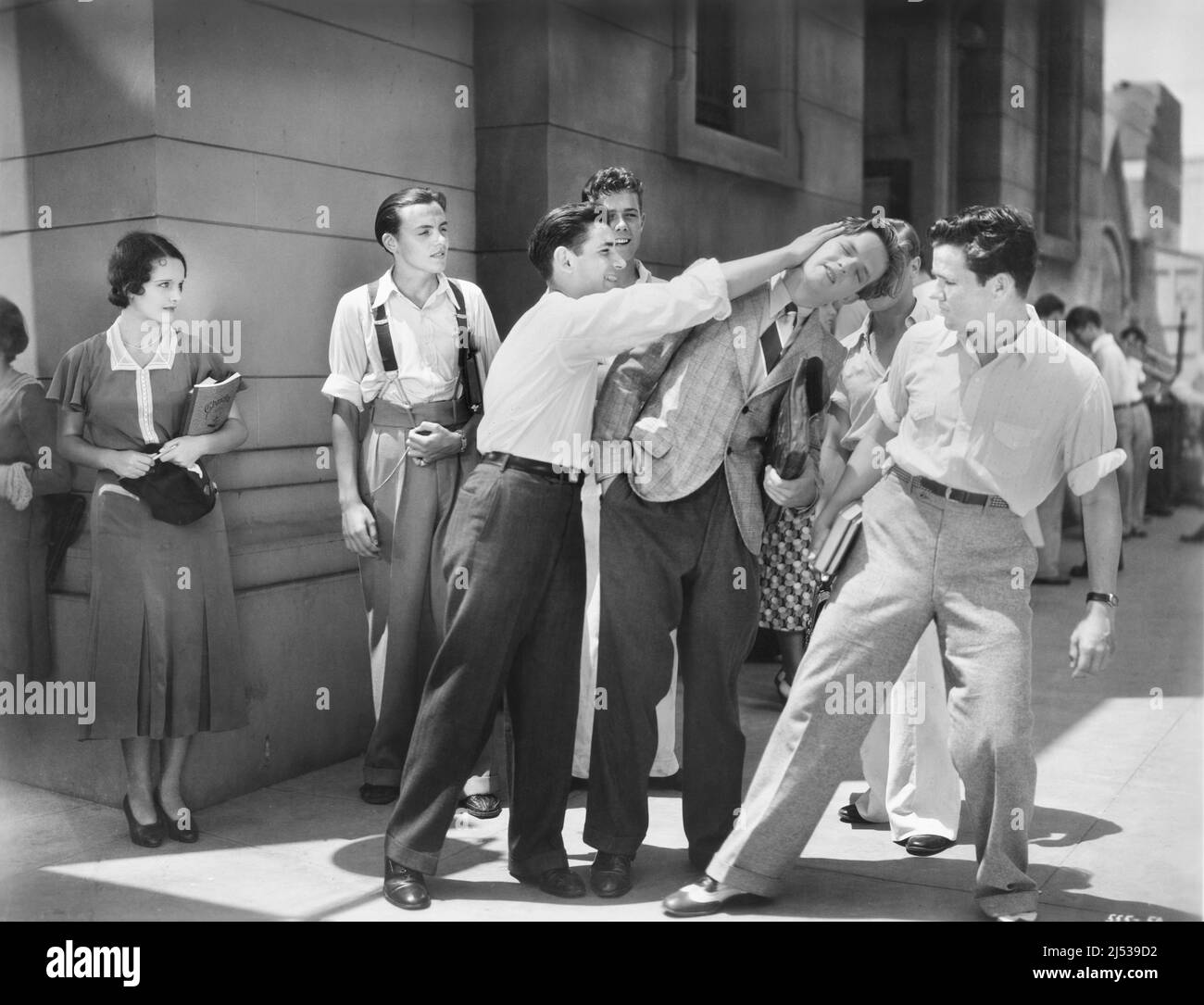 Eric Linden (à frapper), sur le tournage du film, "sont-ils nos enfants?", RKO radio Pictures, 1931 Banque D'Images