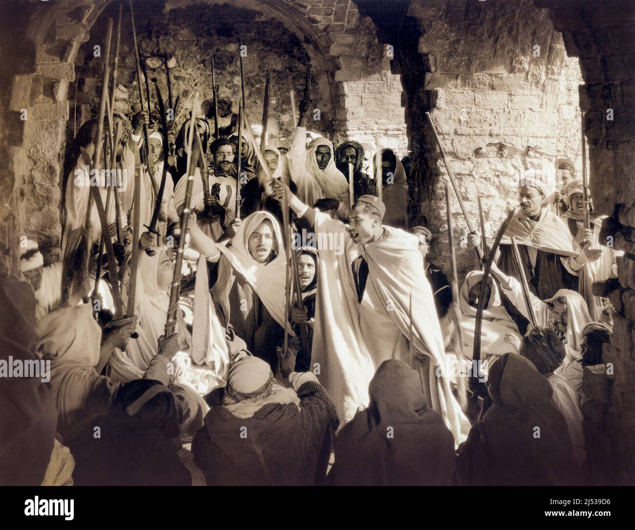 Ramon Navarro, sur le tournage du film silencieux, 'The Arab', MGM, 1924 Banque D'Images