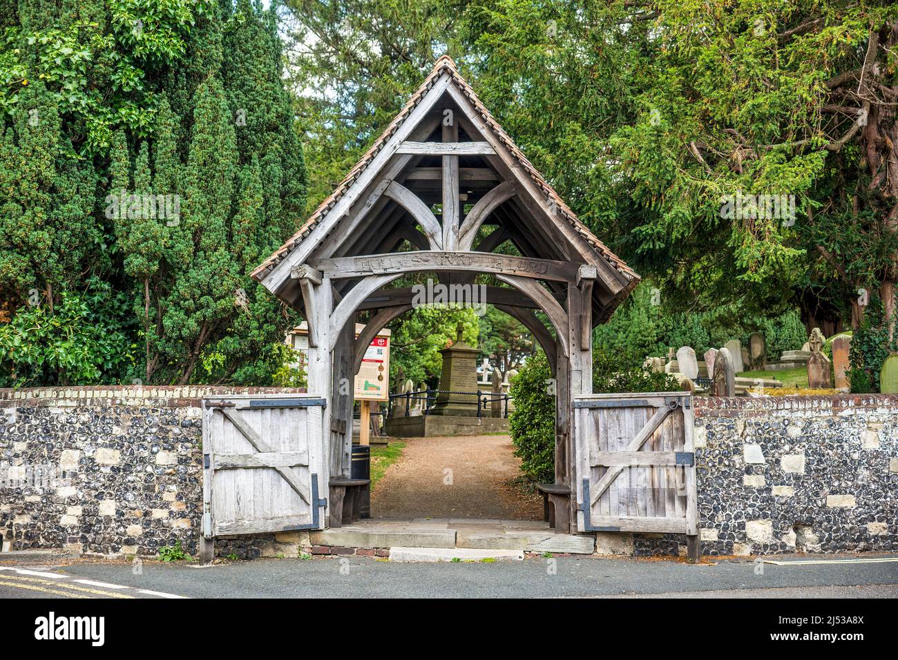 La porte en bois voûtée menant à Saint-Martins, la plus ancienne église du monde anglophone, à Canterbury, en Angleterre. Banque D'Images