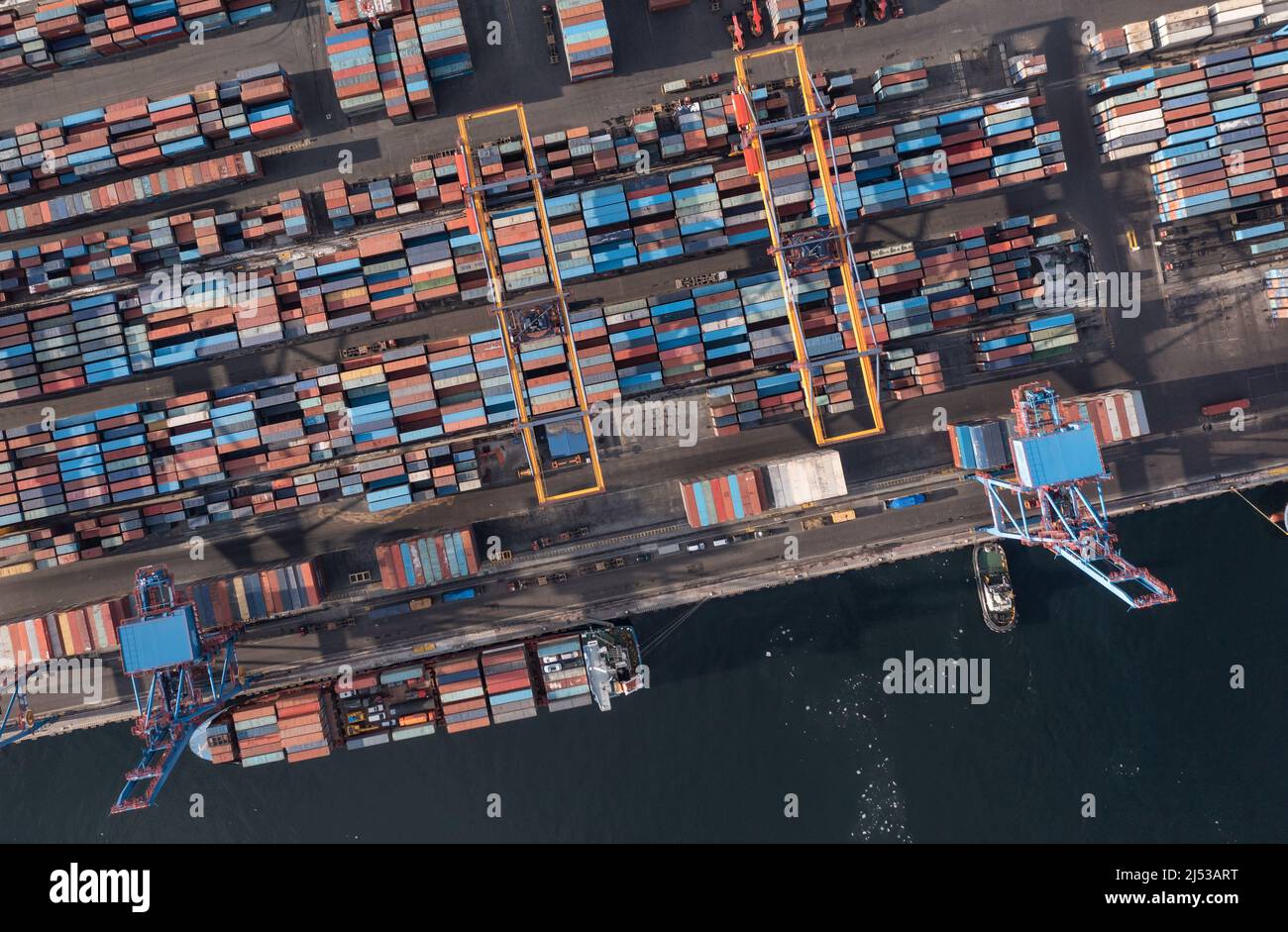 Vladivostok, Russie - 28 janvier 2022 : Vue de dessus du terminal des conteneurs du port maritime. En hiver, un bateau à conteneurs est en train de charger au quai. Banque D'Images