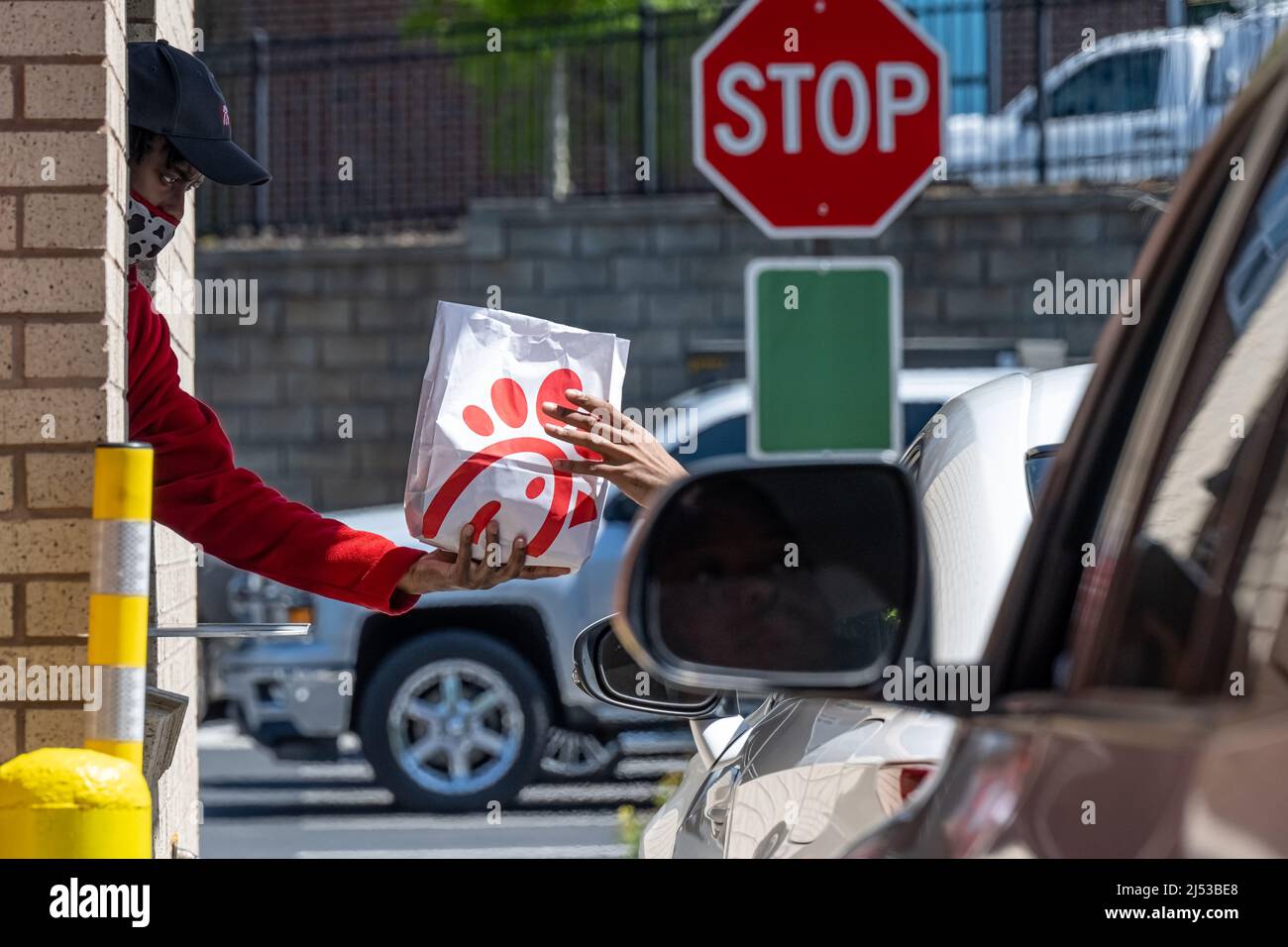 Livraison d'une commande de nourriture au drive chez Chick-fil-A, une chaîne alimentaire américaine à service rapide connue pour avoir le processus de drive le plus rapide. (ÉTATS-UNIS) Banque D'Images