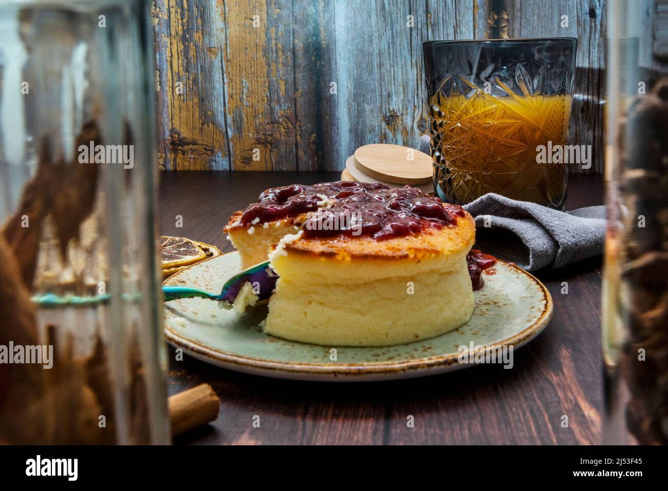 La réfrigération est la méthode par défaut de conservation du cheesecake. Dans le réfrigérateur, le cheesecake durera 3-7 jours. Banque D'Images