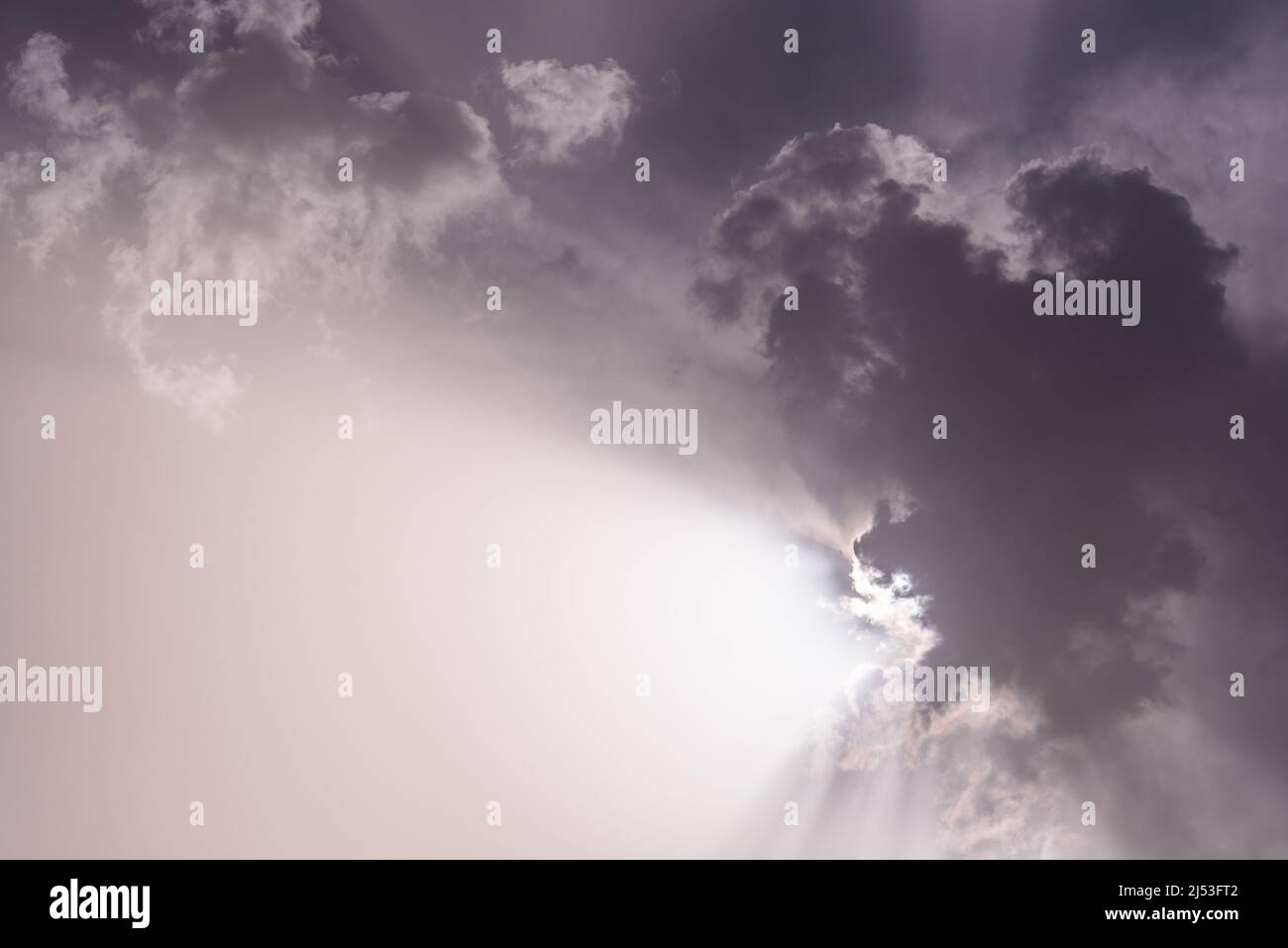 Noir et blanc du ciel avec nuages et rayons de soleil Banque D'Images