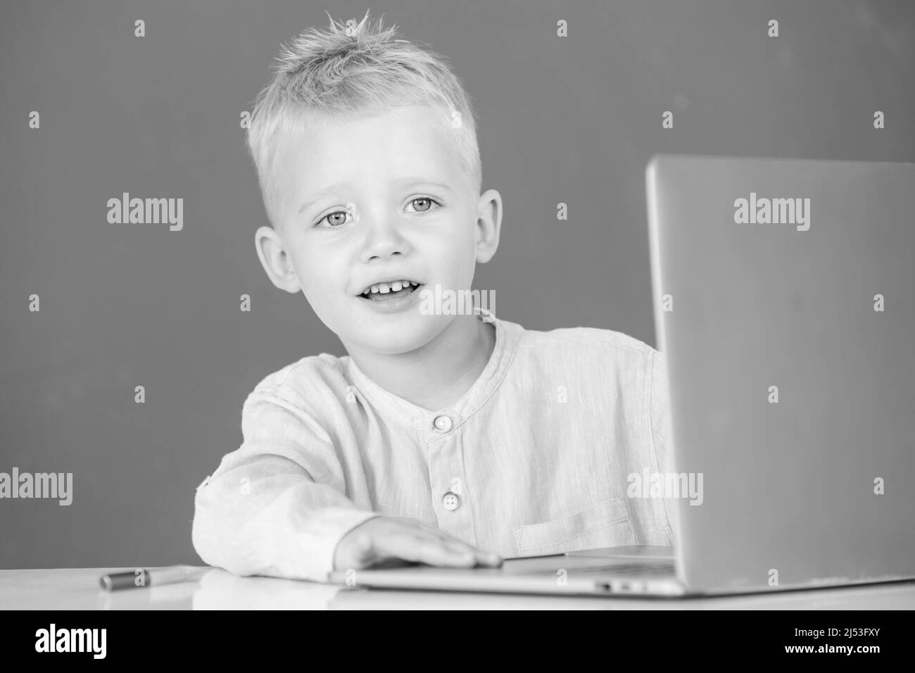 Apprentissage en ligne de Smart boy étudiant en classe.Klever Kid étudier appel vidéo en ligne avec zoom.Élève enfant apprendre l'anglais en ligne avec un ordinateur portable à Banque D'Images