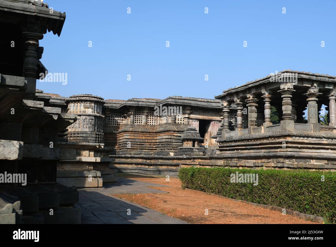 Ancien temple Hoysaleswara Hindou complexe à Halebidu, développé sous la domination de l'empire Hoysala entre les 11th et 14th siècles. Banque D'Images