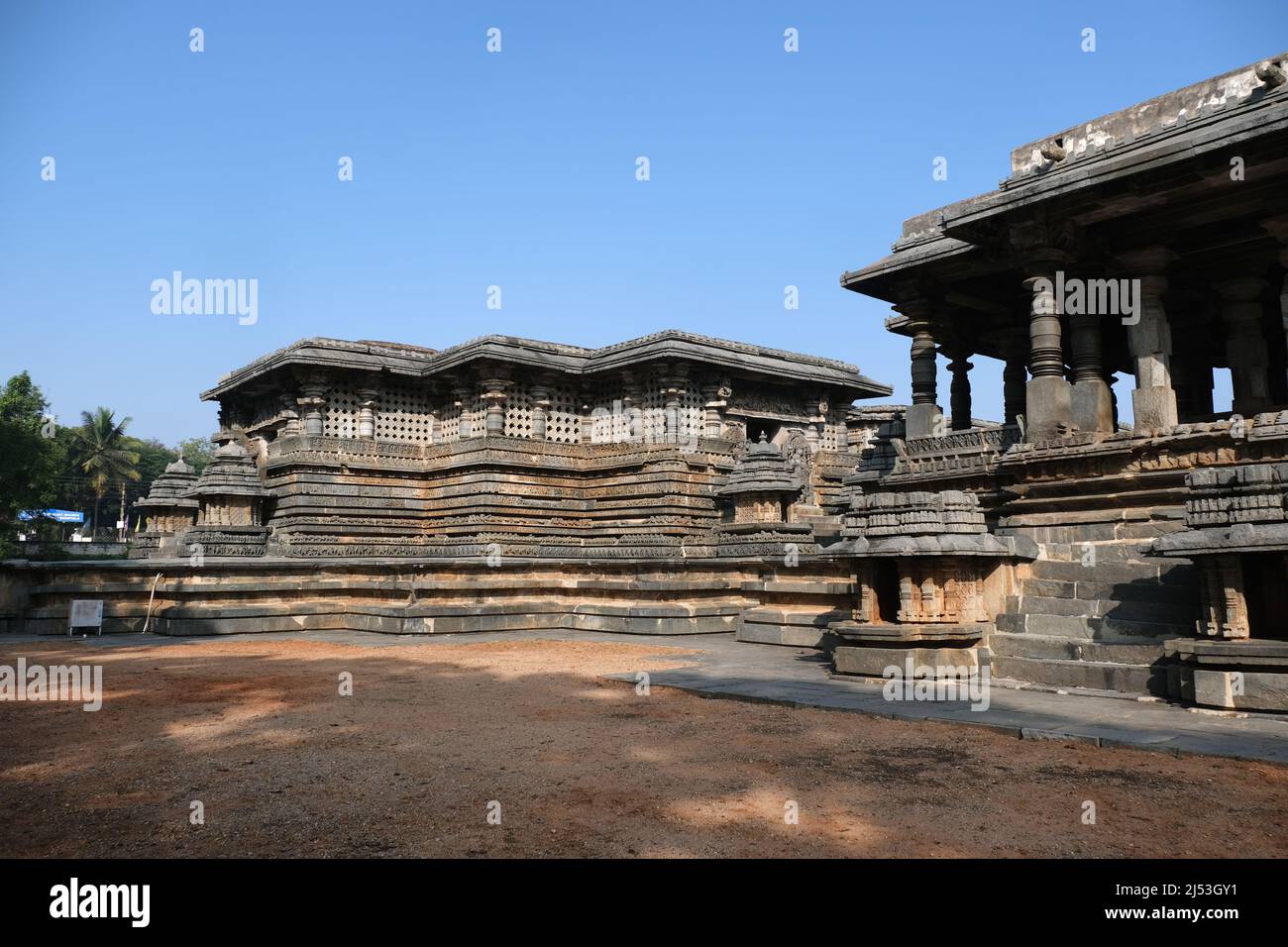 Ancien temple Hoysaleswara Hindou complexe à Halebidu, développé sous la domination de l'empire Hoysala entre les 11th et 14th siècles. Banque D'Images