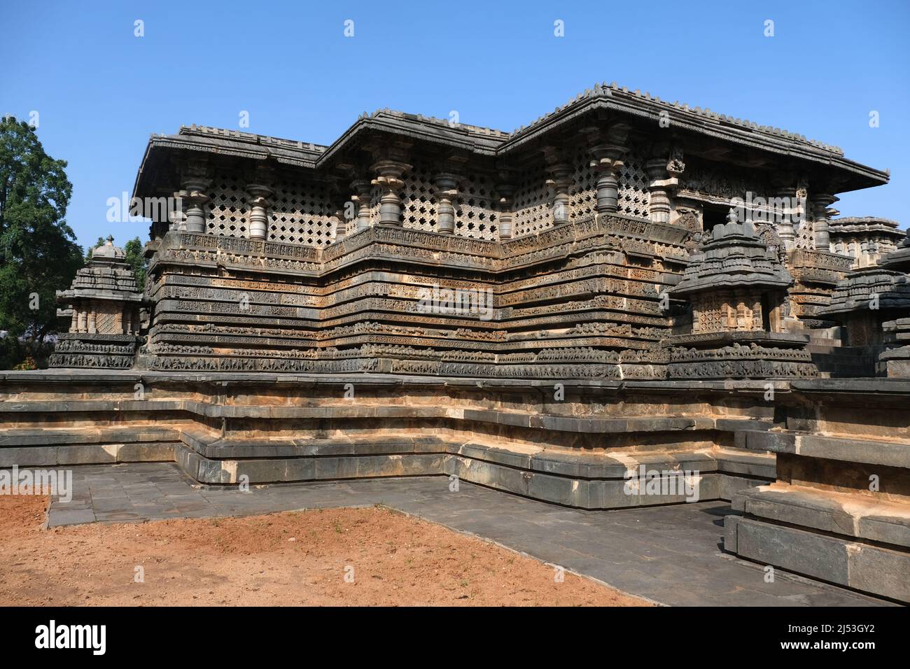 Ancien temple Hoysaleswara Hindou complexe à Halebidu, développé sous la domination de l'empire Hoysala entre les 11th et 14th siècles. Banque D'Images