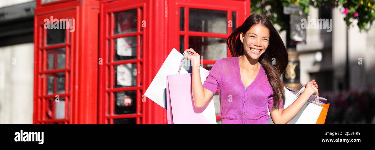 Shopping Happy Woman à Londres marchant sur Oxford Street avec de nombreux sacs roses de magasin de vente. Modèle de fille souriante dehors sur la frénésie de shopping d'été Banque D'Images