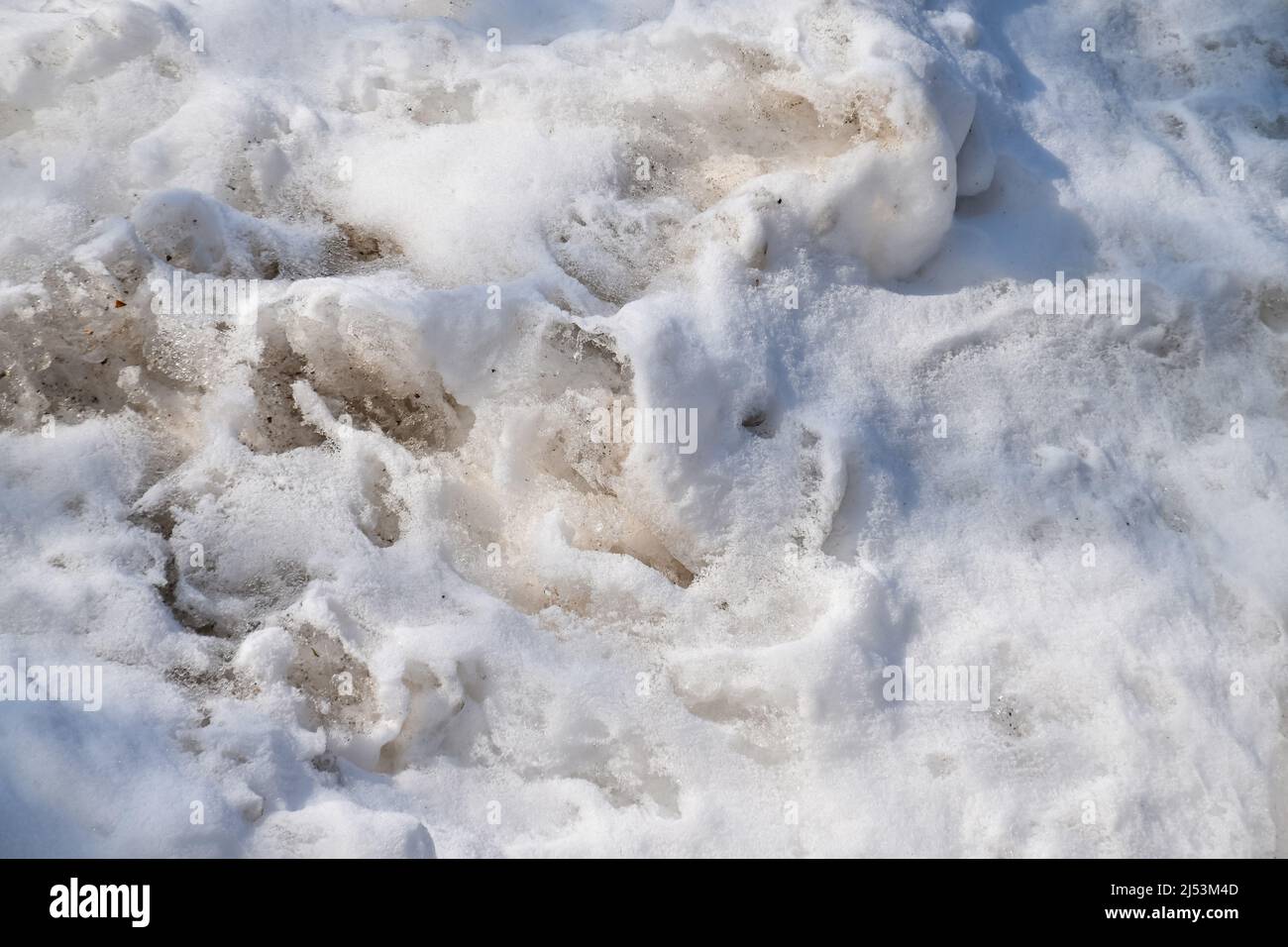 Couverture de neige dans la banlieue avec des traces de pollution atmosphérique Banque D'Images