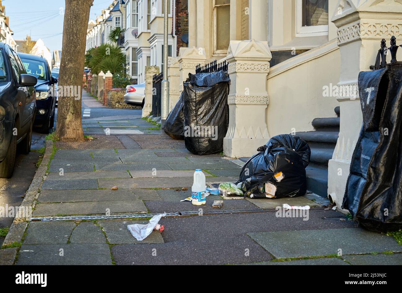 Ramsgate, Royaume-Uni - le 17 février 2022 - des déchets sont éparpillés sur la chaussée Banque D'Images